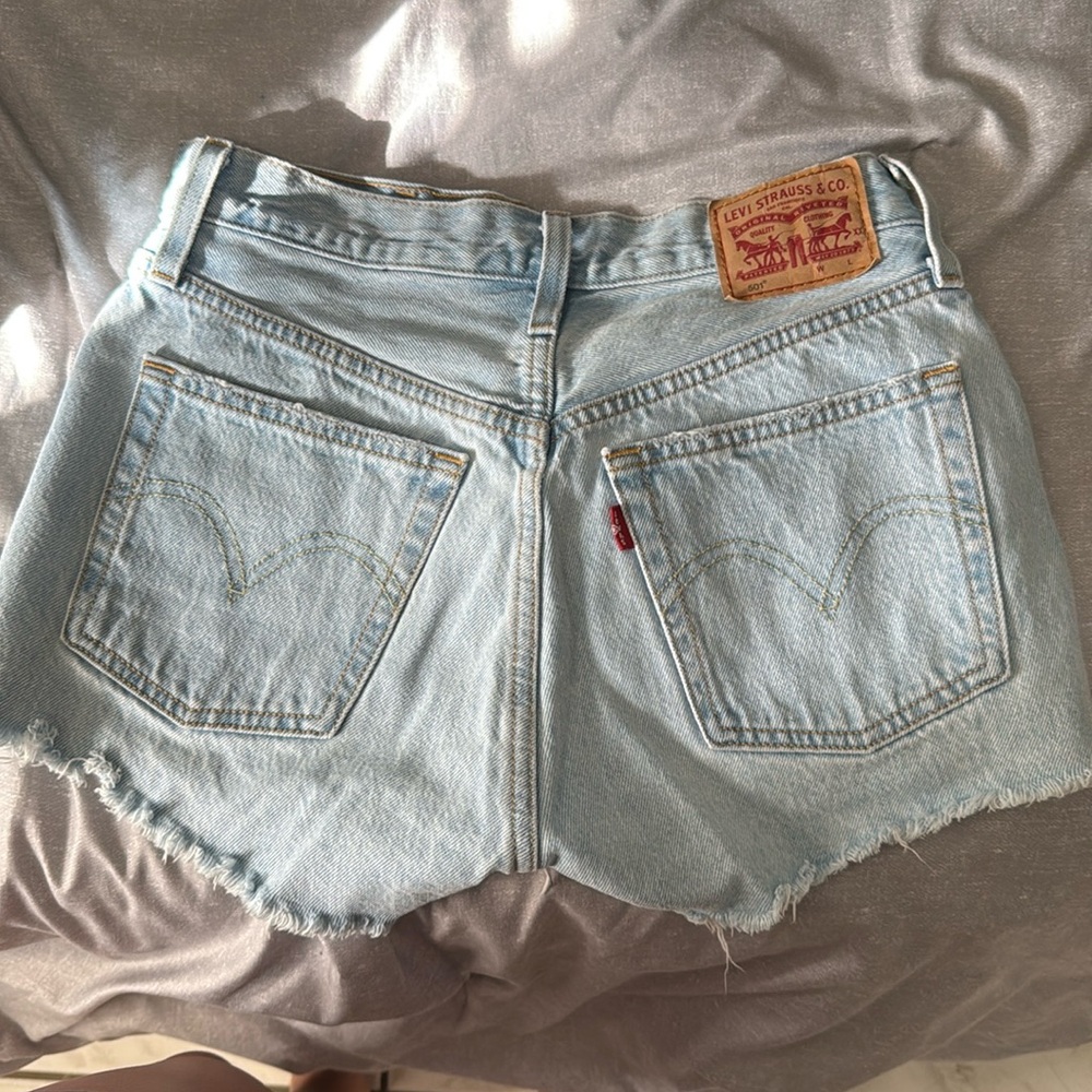 Levi 501 Jean shorts! 

Perfect condition. Perfect for spring & summer!